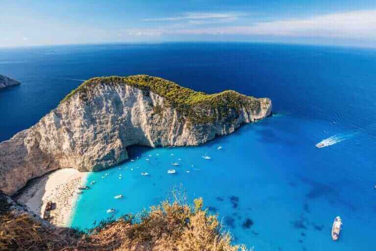 Navagio shipwreck beach în Zakynthos Greece