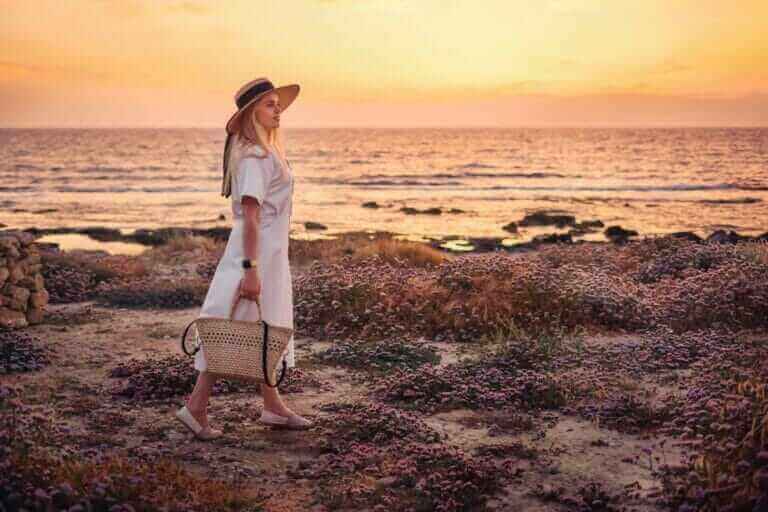 woman looking at the sea