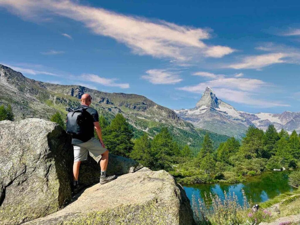 Solo traveller enjoying a scenic view, embodying freedom and self-discovery