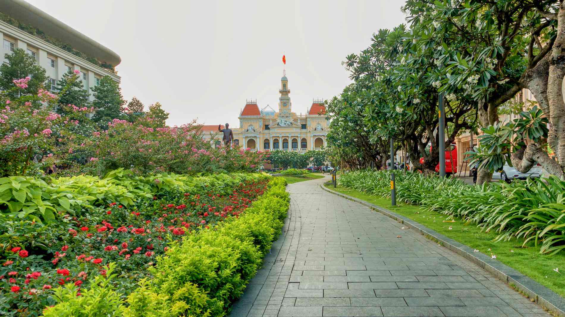 Way to the Ho Chi Minh statue